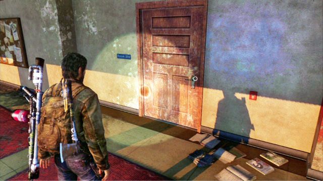 Po walce z purchlakiem wdrap się na drugie piętro, a następnie przeszukaj pokój na prawo od schodów - Uniwersytet | Artefakty i nieśmiertelniki w The Last of Us - The Last of Us - poradnik do gry