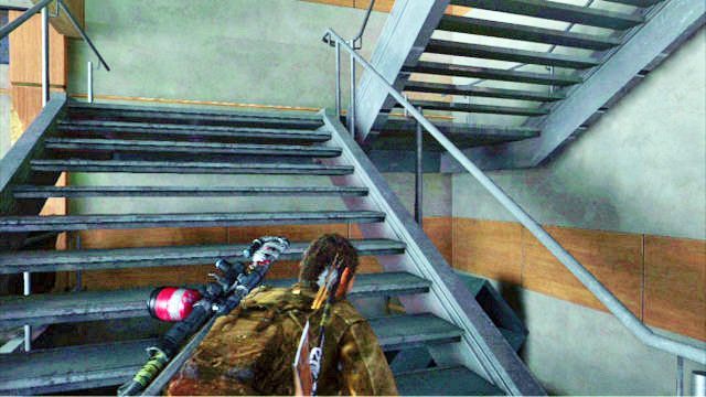 Gdy dotrzesz do schodów wewnątrz budynku naukowego, wejdź na górę i przejdź przez drzwi z lewej - Uniwersytet | Artefakty i nieśmiertelniki w The Last of Us - The Last of Us - poradnik do gry