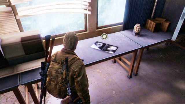 Skręć za nim w lewo i podnieś leżące pod oknem zdjęcie - Uniwersytet | Artefakty i nieśmiertelniki w The Last of Us - The Last of Us - poradnik do gry