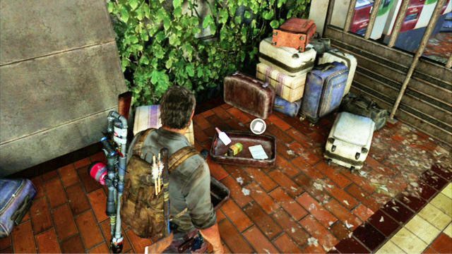 Na dole będzie leżała sterta bagaży, a w jednej z walizek zobaczysz poszukiwaną notatkę - Zajezdnia | Artefakty i nieśmiertelniki w The Last of Us - The Last of Us - poradnik do gry