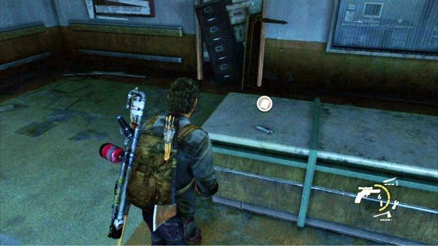 Po wejściu na szczyt schodów, podejdź do stojącego przed tobą blatu - Laboratorium Świetlików | Artefakty i nieśmiertelniki w The Last of Us - The Last of Us - poradnik do gry