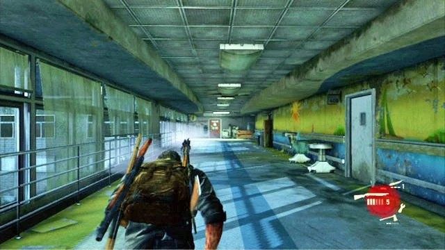 Po zabarykadowaniu drugich drzwi i wyjściu na szeroki korytarz, otwórz drzwi z prawej - Laboratorium Świetlików | Artefakty i nieśmiertelniki w The Last of Us - The Last of Us - poradnik do gry