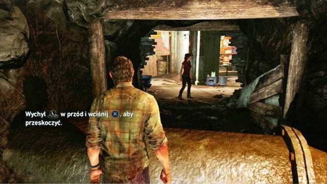 Po zeskoczeniu piętro niżej biegnij dalej za kobietą, wciskając X, by ominąć przeszkody - 20 lat później | Prolog i Strefa kwarantanny | Solucja The Last of Us - The Last of Us - poradnik do gry