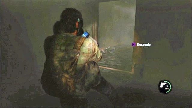 Wystarczy, że przytrzymasz potem kwadrat, a Joel szybko udusi zombiaka - Za murem (mapa) | Prolog i Strefa kwarantanny | Solucja The Last of Us - The Last of Us - poradnik do gry