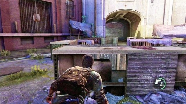 Aby ich zlikwidować, przekradnij się szybko za skrzynie z lewej i zajdź wrogów z flanki - Slumsy (mapa) | Prolog i Strefa kwarantanny | Solucja The Last of Us - The Last of Us - poradnik do gry