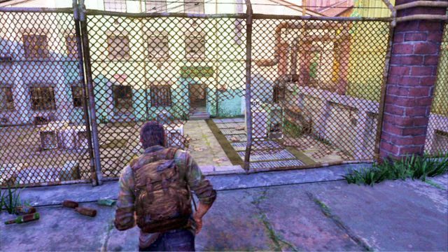 Kawałek dalej musisz przejść przez dziurę w płocie, następnie Joel automatycznie schowa się za pobliskimi skrzyniami - Slumsy (mapa) | Prolog i Strefa kwarantanny | Solucja The Last of Us - The Last of Us - poradnik do gry