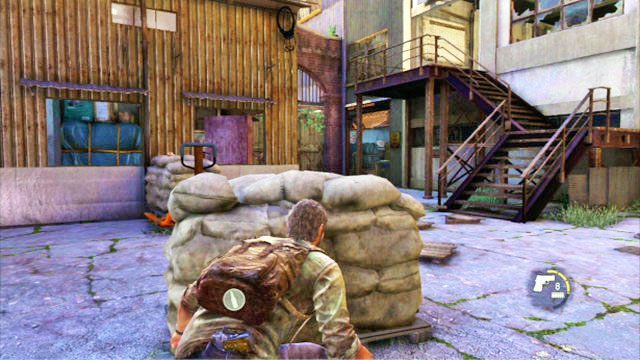 Po rozprawieniu się z przeciwnikami, zejdź na dół, żeby pozbyć się trzeciego mężczyzny stojącego na dole w magazynie - Slumsy (mapa) | Prolog i Strefa kwarantanny | Solucja The Last of Us - The Last of Us - poradnik do gry