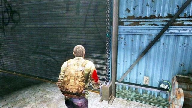 Po oczyszczeniu terenu podejdź do łańcucha, znajdującego się przy bramie z lewej i pociągnij, przytrzymując trójkąt - Slumsy (mapa) | Prolog i Strefa kwarantanny | Solucja The Last of Us - The Last of Us - poradnik do gry