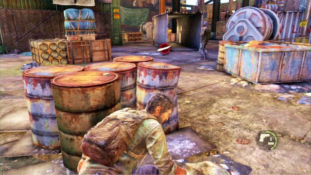 Gdy Joel schowa się za osłoną, musisz chwilę poczekać, by następnie przekraść się za beczki z prawej - Slumsy (mapa) | Prolog i Strefa kwarantanny | Solucja The Last of Us - The Last of Us - poradnik do gry
