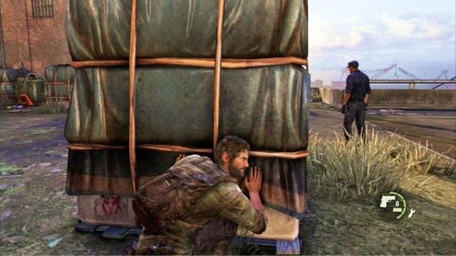 Aby pozbyć się pozostałych, schowaj się za ładunkiem z prawej i poczekaj, aż dwóch żołnierzy odwróci się do ciebie plecami - Ładunek (mapa) | Prolog i Strefa kwarantanny | Solucja The Last of Us - The Last of Us - poradnik do gry