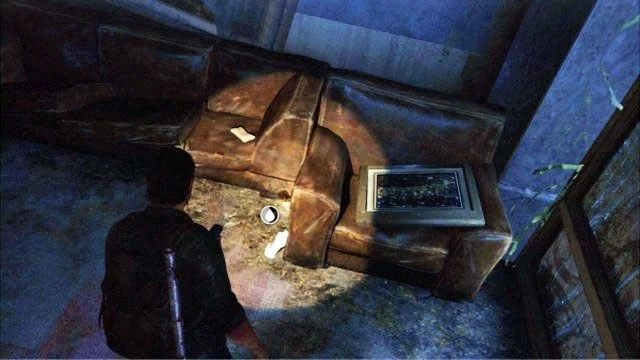 Za drzwiami znajdziesz wiele przydatnych przedmiotów, więc dobrze przeszukaj pokój - Śródmieście (mapa) | Peryferia | Solucja The Last of Us - The Last of Us - poradnik do gry