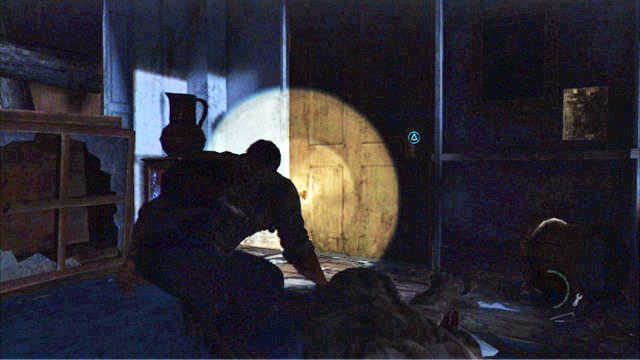 Na górze wyłącz latarkę i po cichu pozbądź się walącego w drzwi przeciwnika - Muzeum | Peryferia | Solucja The Last of Us - The Last of Us - poradnik do gry