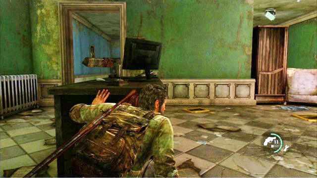 Zaraz po zdobyciu nowej broni udaj się do pomieszczenia na lewym krańcu, a następnie schowaj się za biurkiem stojącym w lewym rogu pokoju - Budynek ratusza (mapa) | Peryferia | Solucja The Last of Us - The Last of Us - poradnik do gry