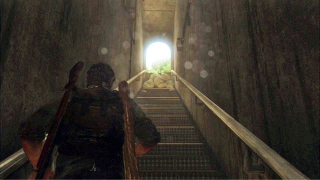 Wejdź po niej na górę, a następnie wybiegnij na powierzchnię pobliskimi schodami - Budynek ratusza (mapa) | Peryferia | Solucja The Last of Us - The Last of Us - poradnik do gry