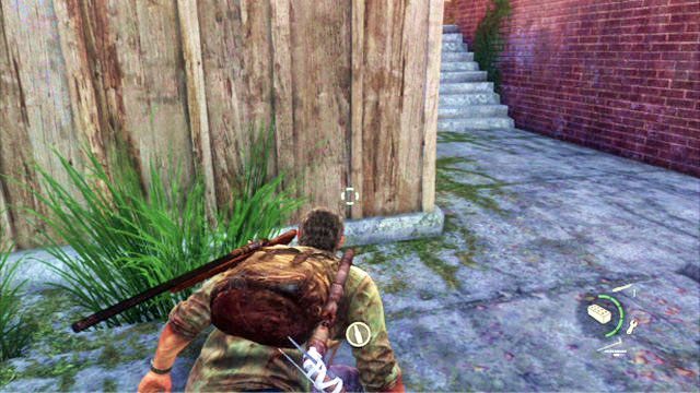 Przejdź przez nią, a następnie zeskocz z murku z prawej i po chichu podejdź do drewnianej szopy z lewej - Las | Miasteczko Billa | Solucja The Last of Us - The Last of Us - poradnik do gry