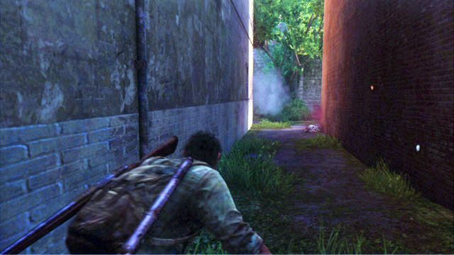 Gdy za sklepem muzycznym skręcisz w lewo, będziesz świadkiem śmierci klikacza wchodzącego na pułapkę - Las | Miasteczko Billa | Solucja The Last of Us - The Last of Us - poradnik do gry