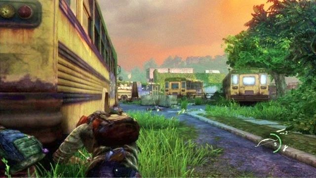 Możesz teraz udać się na sam kraniec lokacji (skąd przyszedł poprzedni zombiak), a następnie zabić wroga patrolującego teren za autobusem - Cmentarz | Miasteczko Billa | Solucja The Last of Us - The Last of Us - poradnik do gry