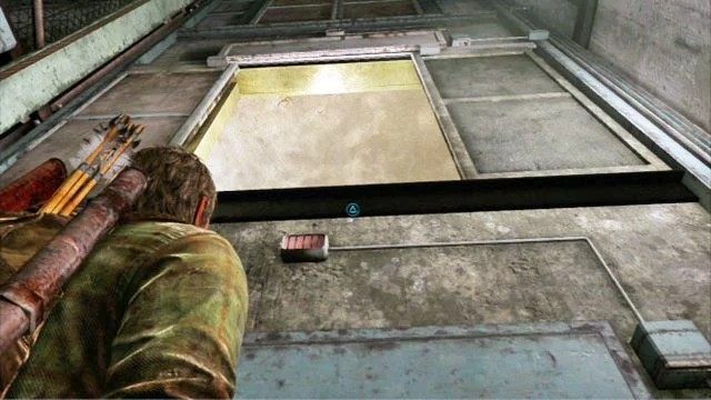 Po wejściu do środka przeciśnij się przez szczelinę z prawej, a następnie pomórz Ellie wdrapać się do wyjścia - Hotelowy hol (mapa) | Pittsburgh | Solucja The Last of Us - The Last of Us - poradnik do gry