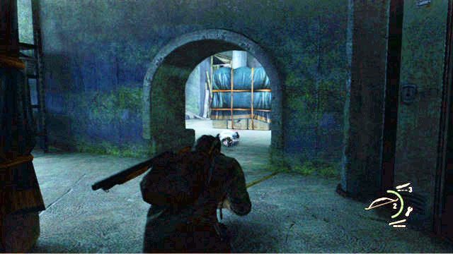 Gdy dotrzesz do końca, schowaj się za osłoną, a następnie zastrzel z łuku zombiaka, który nadejdzie z prawej strony - Kanały | Przedmieścia | Solucja The Last of Us - The Last of Us - poradnik do gry