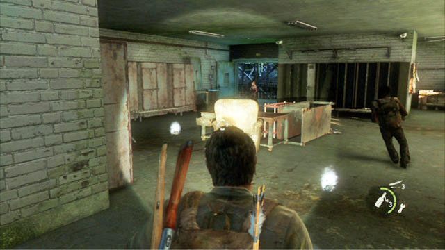 Ostatecznie trafisz do pomieszczenia ze stolikiem, na którym leży sporo przedmiotów - Kanały | Przedmieścia | Solucja The Last of Us - The Last of Us - poradnik do gry
