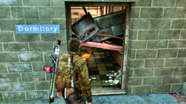 Ścieżka zaprowadzi cię do zamkniętej bramy, którą możesz obejść, przeciskając się przez zabarykadowane drzwi z prawej - Do boju, Big Horns! | Uniwersytet | Solucja The Last of Us - The Last of Us - poradnik do gry