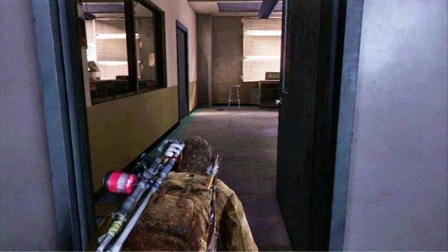 Dalej idź przez drzwi z lewej i kieruj się cały czas prosto, przeszukując mijane po drodze pomieszczenia - Budynek naukowy | Uniwersytet | Solucja The Last of Us - The Last of Us - poradnik do gry