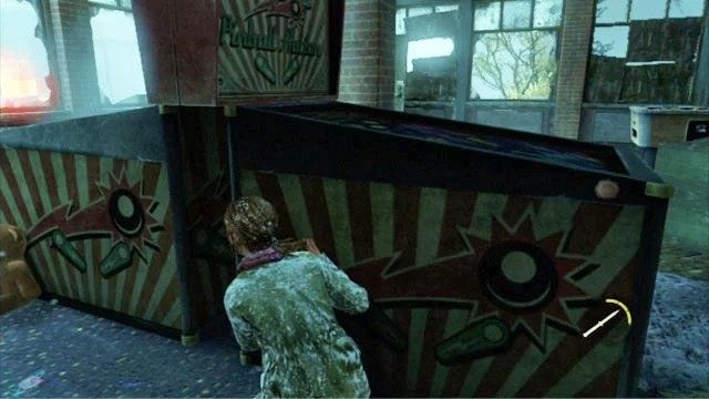 Wejdź do środka przez dziurę z prawej (jak przeciwnicy odejdą kawałek), a następnie przeskocz przez okno z lewej - Kurort z domkami | Kurort nad jeziorem | Solucja The Last of Us - The Last of Us - poradnik do gry