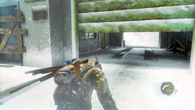 Na początku trzymaj się prawej strony drogi i przejdź pod bramą obok stacji benzynowej - Kurort z domkami | Kurort nad jeziorem | Solucja The Last of Us - The Last of Us - poradnik do gry