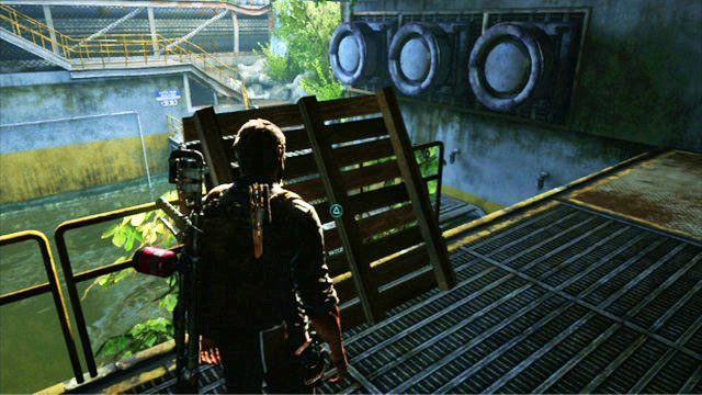 Będzie tam leżała drewniana paleta, dzięki której przetransportujesz Ellie na drugi brzeg - Tunel (mapa) | Zajezdnia | Solucja The Last of Us - The Last of Us - poradnik do gry