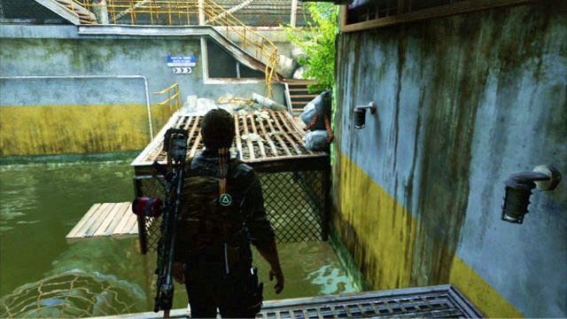 Możesz tamtędy przetransportować drabinę dalej, aż do zerwanego chodnika - Tunel (mapa) | Zajezdnia | Solucja The Last of Us - The Last of Us - poradnik do gry