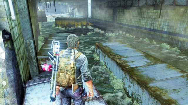W dużym tunelu przeskakuj między kolejny pojazdami, aż Joel spadnie do wody - Tunel (mapa) | Zajezdnia | Solucja The Last of Us - The Last of Us - poradnik do gry