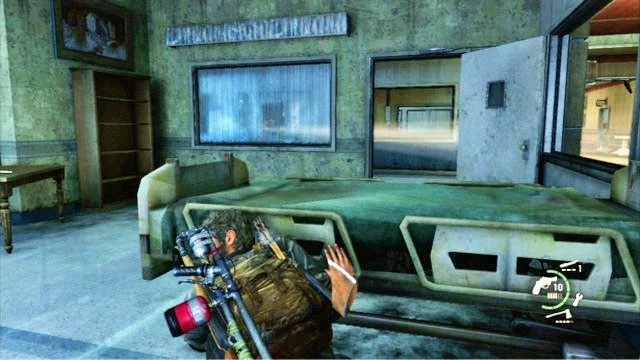 Gdy zbroisz kilka kroków, będziesz musiał wyjść na korytarz przez okno z prawej - Szpital (mapa) | Laboratorium Świetlików | Solucja The Last of Us - The Last of Us - poradnik do gry
