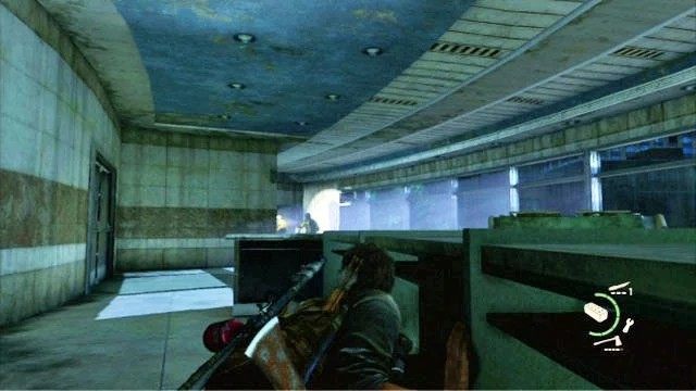 Z prawej strony będzie stał blat, za którym powinieneś się jak najszybciej schować - Szpital (mapa) | Laboratorium Świetlików | Solucja The Last of Us - The Last of Us - poradnik do gry