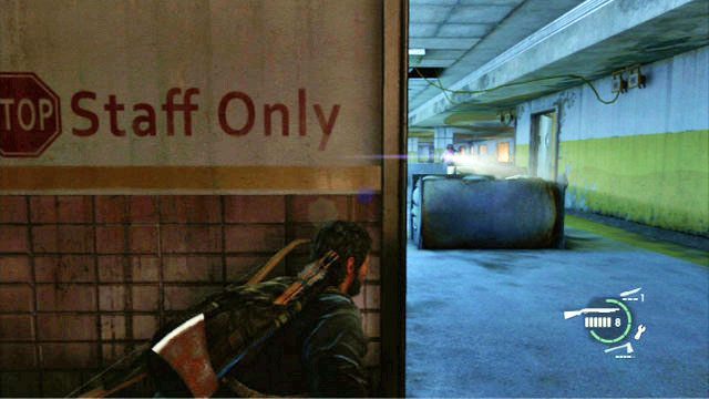 Aby uniknąć walki, przekradnij się w maksymalnej odległości obok świecącego latarką żołnierza, a następnie trzymaj się cały czas prawej strony lokacji - Szpital (mapa) | Laboratorium Świetlików | Solucja The Last of Us - The Last of Us - poradnik do gry