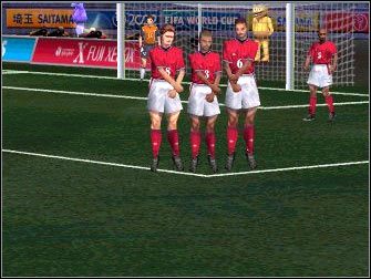 Jeśli przeciwnik wywalczy rzut wolny blisko naszej bramki, wówczas nasi zawodnicy tworzą mur - Sterowanie murem - Triki - FIFA World Cup 2002 - poradnik do gry