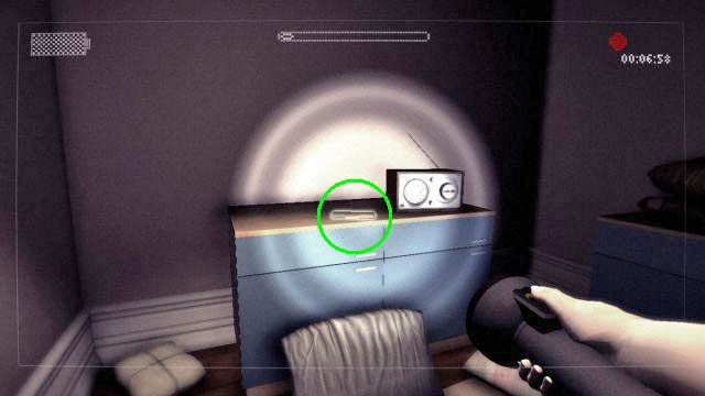 Przejdź przez korytarz i przez uchylone drzwi po lewej wejdź do łazienki - Prolog | Opis przejścia | Slender The Arrival - Slender: The Arrival - poradnik do gry