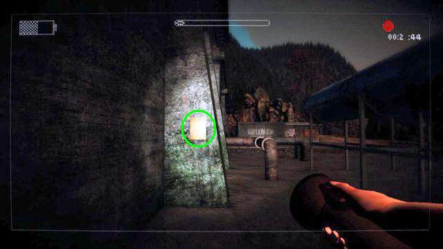 Na lewo od wejścia, na ścianie budynku (za rurami), przyczepiono odręcznie napisaną wiadomość od niejakiego Charlesa M (9) - Rozdział II - Into The Abyss | Opis przejścia | Slender The Arrival - Slender: The Arrival - poradnik do gry