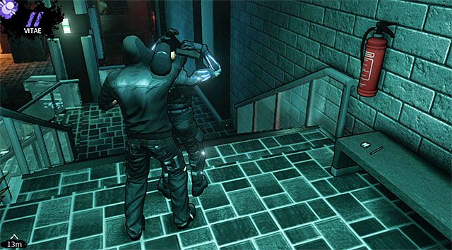 Dwóch kolejnych żołnierzy pilnuje schodów zlokalizowanych w lewej i w prawej części holu (screeny 1 i 2) - Główny hol | Rozdział 1 - Harding Museum | DARK - DARK - poradnik do gry