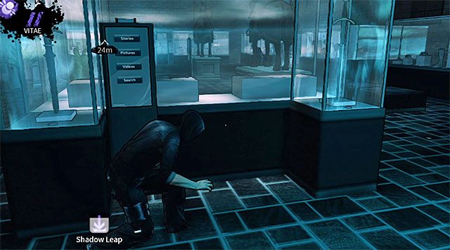 Jeżeli zdecydowałeś się na wybór okrężnej drogi to pamiętaj o utrudnieniu, o którym poinformowany zostałeś tuż po wkroczeniu do tej sali, czyli o gablotach z czujnikami ruchu, podobnymi do tej pokazanej na powyższym screenie - Pierwsza średniowieczna wystawa | Rozdział 1 - Harding Museum | DARK - DARK - poradnik do gry