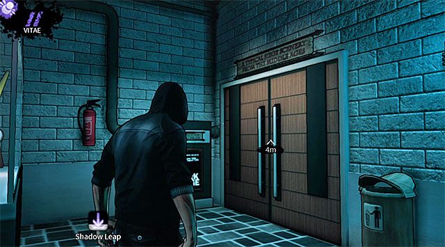 Wyjście z pierwszej sali z wystawą jak już wspomniałem znajduje się w narożniku na lewo od schodów, przy których rozpocząłeś eksplorację parteru i pokazane ono zostało na dołączonym screenie - Pierwsza średniowieczna wystawa | Rozdział 1 - Harding Museum | DARK - DARK - poradnik do gry