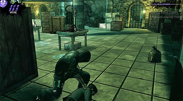 Ostrożnie obejdź teraz dużą skrzynię, dzięki czemu nie tylko nie zostaniesz przyłapany, ale także znajdziesz się za plecami pokazanego na screenie 1 wartownika - Piwnica | Rozdział 1 - Harding Museum | DARK - DARK - poradnik do gry