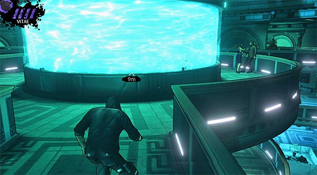 Jeżeli wybrałeś rekomendowane przeze mnie schody to po dotarciu na drugie piętro będziesz mógł od razu zbliżyć się do pokazanej na powyższym screenie owalnej konstrukcji - Główna sala klubu (przed rozpyleniem gazu) | Rozdział 3 - Atlantis | DARK - DARK - poradnik do gry