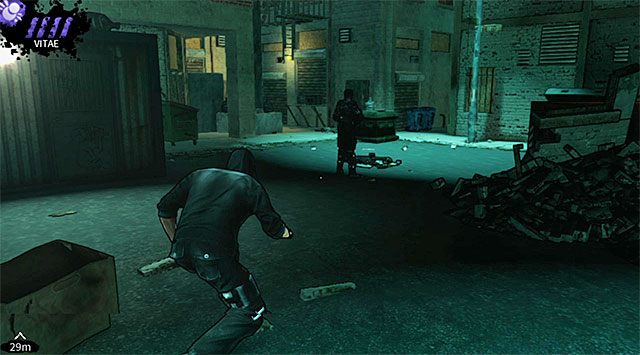 Wykorzystaj to, że żołnierz w zbroi przestał obserwować swojego kolegę patrolującego środkowy obszar podwórza i dopiero teraz zdecyduj się na jego zaatakowanie (powyższy screen) - Pierwsze podwórze | Rozdział 4 - The Hole | DARK - DARK - poradnik do gry