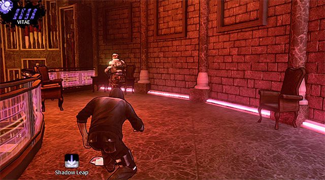 Wartownik patrolujący bardziej oddalony balkonik nad barem - Zrujnowany klub | Rozdział 4 - The Hole | DARK - DARK - poradnik do gry