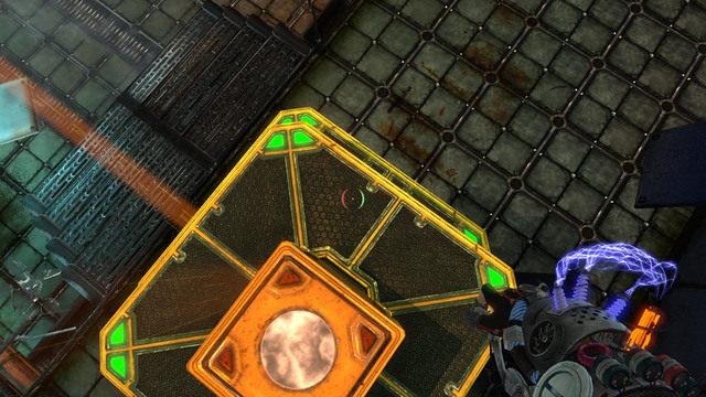 Gdy platforma na której stoisz najedzie na pierwszą platformę i zatrzyma się, postaw na niej kostkę, a następnie wskocz nią, jak na obrazku powyżej - Disconnect | Akt II | Magrunner Dark Pulse - Magrunner: Dark Pulse - poradnik do gry