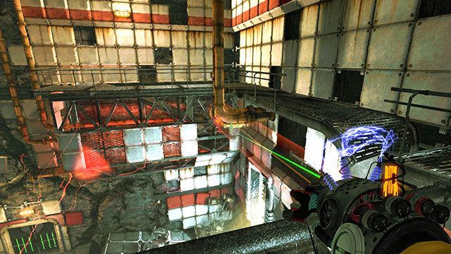 Ustaw się tak, jak na powyższym obrazku, wyceluj w znajdującą się za rurami platformę i zmień jej ładunek na zielony - Reflection | Akt II | Magrunner Dark Pulse - Magrunner: Dark Pulse - poradnik do gry