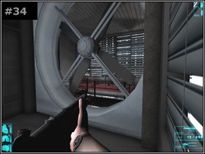 Ale jeśli nie lubisz marnować czasu, od razu przejdź na drugą stronę pomieszczenia (gdy jesteś przy ścianie, możesz poruszać się w przeciwnym kierunku do pędu wiatru) - Misja 05 - Down The Shaft - Die Hard: Nakatomi Plaza - poradnik do gry