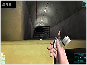 Na kolejnym rozwidleniu uważaj na przeciwników - jeden wyjdzie z korytarza z lewej strony, gdzie też należy się udać, a drugi z kanału na wprost (zakręcającego w prawo) - Misja 11 - Not My Day - Die Hard: Nakatomi Plaza - poradnik do gry