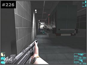 Po krótkim przerywniku pozwól Karlowi uciec do drzwi po lewo, po czym sam udaj się w ich kierunku [#227] - Misja 26 - Karls Revenge - Die Hard: Nakatomi Plaza - poradnik do gry