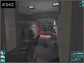Możesz podleczyć się korzystając z apteczki wiszącej z prawej [#243] (jednak radzę pozostawić część medykamentów na później) - Misja 30 - Still The Cowboy - Die Hard: Nakatomi Plaza - poradnik do gry